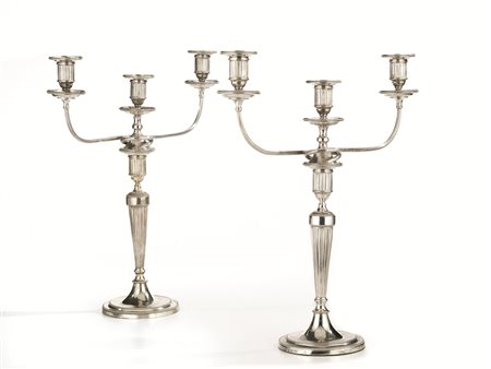 Due candelabri, Londra, 1789 e Londra 1887 in argento, fusto a colonna...