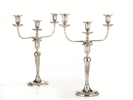 Due candelabri, Londra, 1789 e Londra 1887 in argento, fusto a colonna...