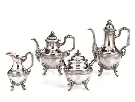 Servito da tè e caffè Francia sec. XIX, in argento sbalzato e cesellato a...
