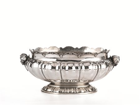 Centrotavola, di forma ovale, in argento sbalzato, anse modellate a melagrane...