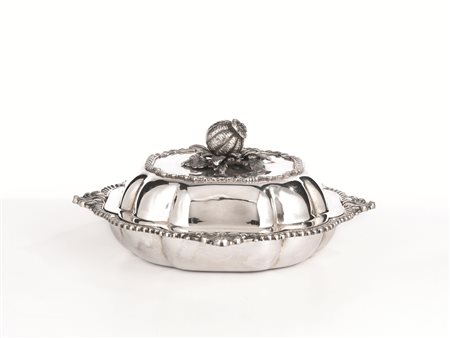 Legumiera, di forma ovale sagomata in argento, bordo a cordonetto, presa del...