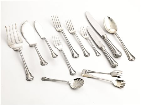 Servito di posate, in argento, manici cesellati a volute di foglie, composto...