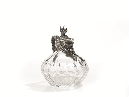 Brocca in cristallo tagliato, di forma sferica con montatura in argento...