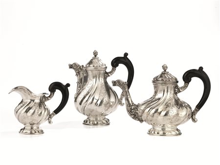 Servito da tè 1930 circa, composto di teiera, cioccolatiera e lattiera in...