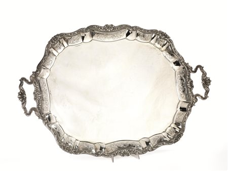 Guantiera, in argento di forma rettangolare sagomata con tesa incisa a fiori...