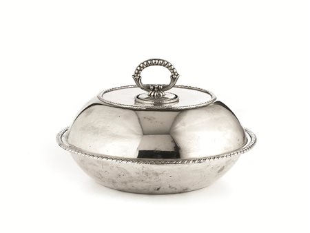Legumiera, in argento di forma circolare con coperchio con bordo a...
