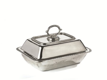 Legumiera, di forma rettangolare in argento con bordo a cordonetto, presa del...