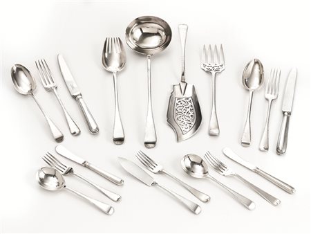 Servito di posate, Inghilterra, secc. XIX-XX, in argento, manici con brodi...