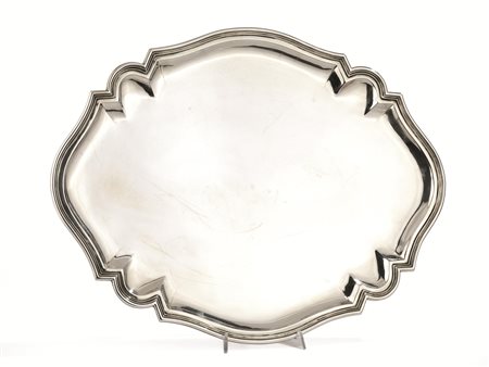 Vassoio, in argento di forma ovale sagomata, cm 58,5x45, g 2000 &nbsp;
