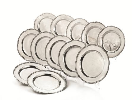 Dodici piattini, in argento, bordo smerlato e tesa martellata, diam. cm 20,g...