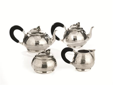 Servito da tè 1930 circa, in argento martellato composto di teiera,...