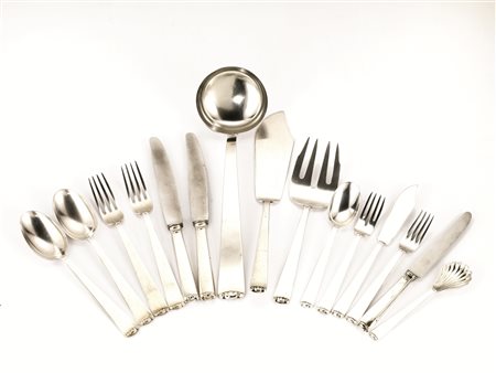 Servito di posate, Bologna 1930 circa, in argento con manici di forma...