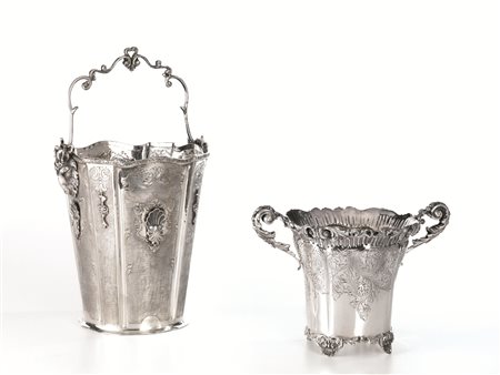 Secchiello per bottiglia, in argento cesellato ed inciso, manico sagomato...