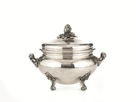 Zuppiera con coperchio, sec. XX, in argento, di forma circolare, a due...