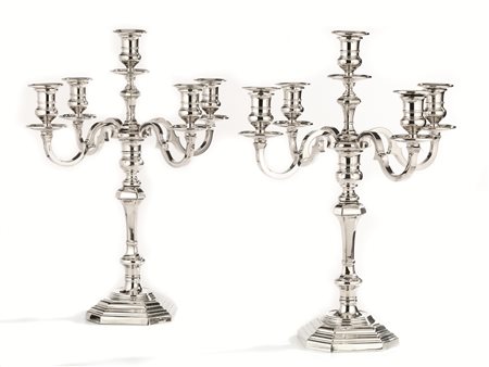 Coppia di candelabri in argento a quattro bracci sagomati ciascuno, fusto...