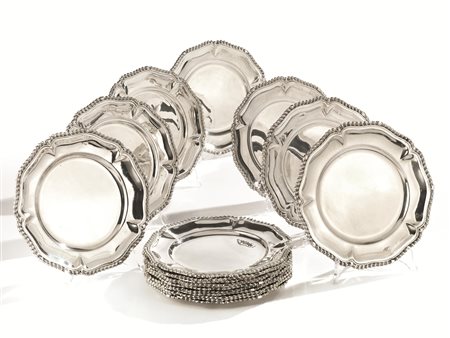 Diciotto piatti, in argento con bordo sagomato e lavorato a cordonetto, diam....