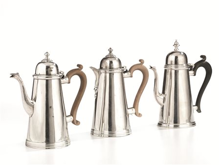Due caffettiere, Birmingham, 1919, in argento di forma tronco conica con...
