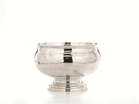 Grande coppa, Londra, 1963, in argento, di forma semisferica, su piede...