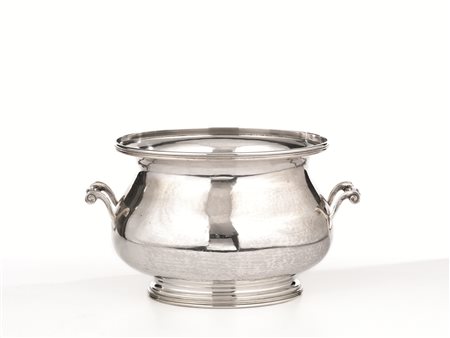 Zuppiera, in argento, di forma ovale a due manici sagomati, g 1710 &nbsp;