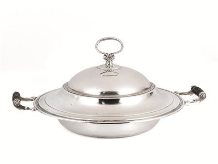 Risottiera, in argento, di forma circolare a due manici con inserti in legno...