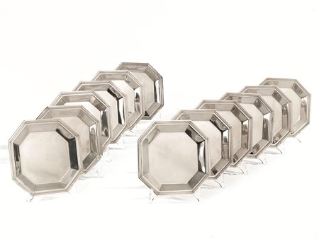 Dodici piattini, in argento, di forma ottagonale, cm 17x17, g 2955 (12) &nbsp;