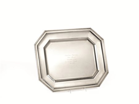 Vassoio, in argento, di forma ottagonale, cm 40x33, g 1200 e vassoio, in...
