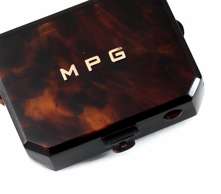 Trousse, inzi sec. XX, in tartaruga e oro a basso titolodi forma rettangolare...