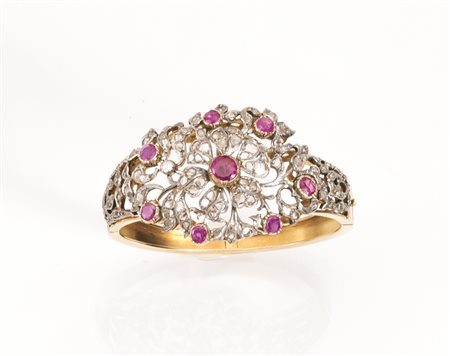 Bracciale in oro giallo, argento, rose di diamante e rubinimontatura a...