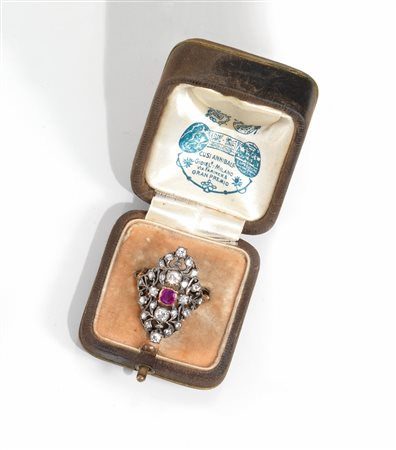Anello in argento, oro rosa, diamanti e rubinoal centro una losanga traforata...