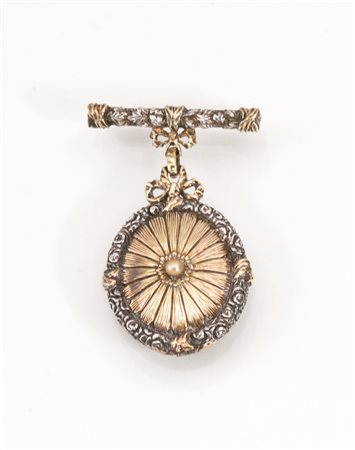 Spilla con pendente portaricordi, Buccellati, anni '20, in oro giallo e...