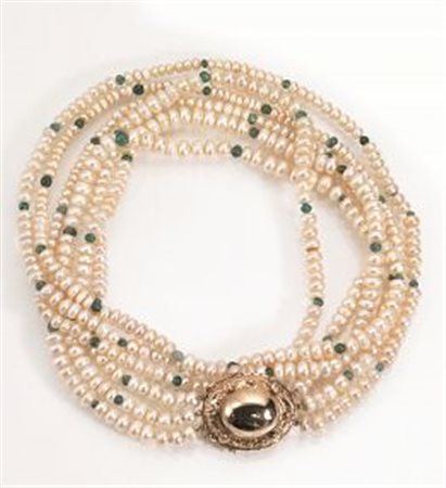 Collana in perle di fiume, oro giallo e smeraldirealizzata a tre fili di...
