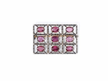 Spilla in argento, oro giallo e rubinidi forma rettangolare, traforata a...