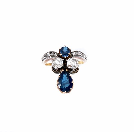 Anello, fine sec. XIX, in oro rosa, diamanti e zaffirila parte superiore...