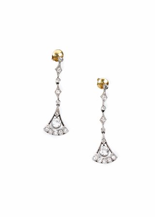 Paio di orecchini pendenti, anni '20, in oro bianco e diamanticiascuno...