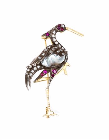 Spilla, inizi sec. XX, in oro giallo, argento, perla barocca, rubini e rose...