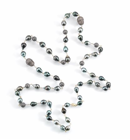 Lunga collana in oro giallo, argento, perle Tahiti grigie e diamantiformata...