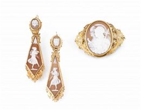 Demi-parure in oro giallo e cammei in conchiglia composta di paio di...