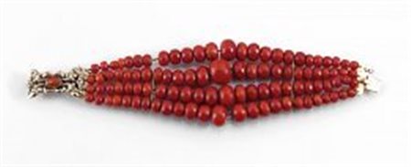 Bracciale, sec. XIX, in corallo e oro giallorealizzato a quattro fili di...