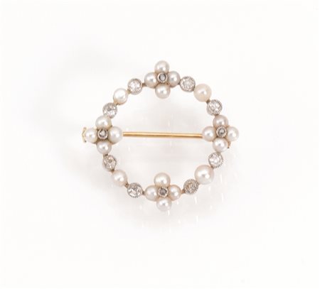 Spilla, fine sec. XIX, in oro giallo, argento microperle e diamantidisegnata...