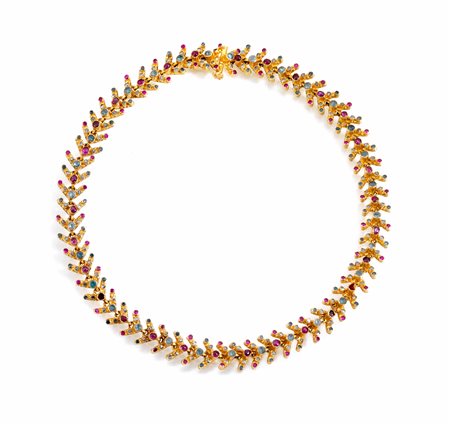 Collana, arte indiana, in oro giallo, smeraldi e rubinieseguita come una...