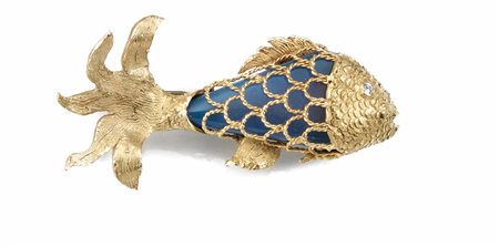 Spilla in oro giallo, calcedonio e diamantemodellata come un pesce, il corpo...