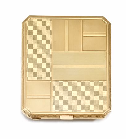 Portasigarette in oro giallodi forma rettangolare scantonata, inciso a motivi...