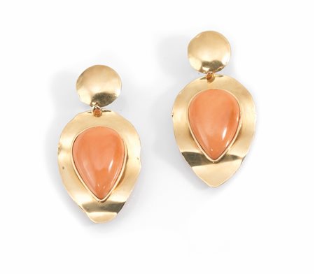 Paio di orecchini pendenti in oro giallo e corallociascuno formato da un...
