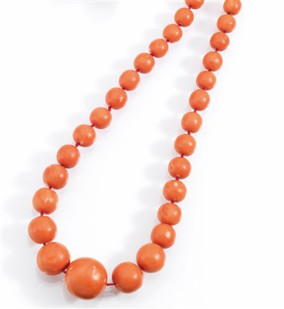 Collana in corallorealizzata ad una fila di grandi sfere in corallo poste in...