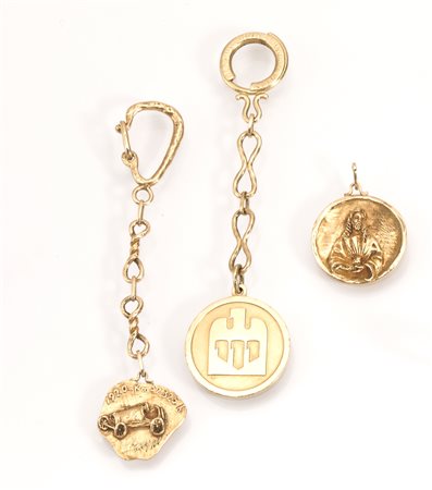 Due portachiavi ed una medaglia in oro gialloper complessivi g 61(3)&nbsp;