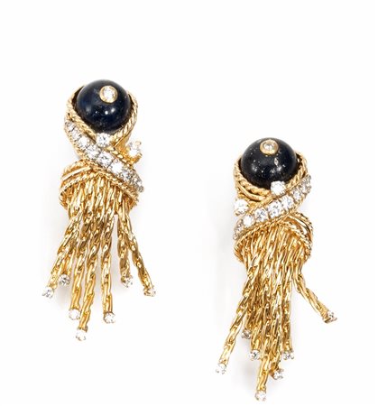 Paio di orecchini pendenti in oro giallo, lapislazzuli e diamanticiascuno...