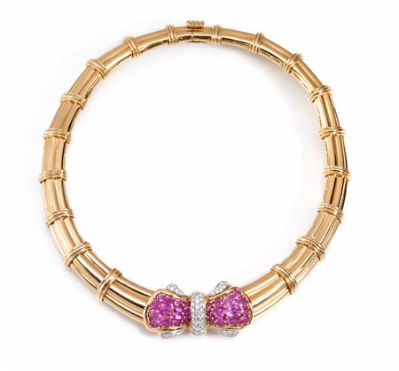 Girocollo in oro giallo, zaffiri rosa e diamantirealizzato come un anello...