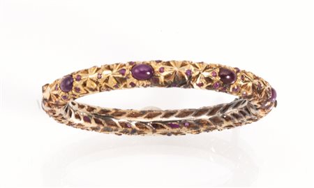 Bracciale in oro giallo e rubinirealizzato come un cerchio rigido traforato e...