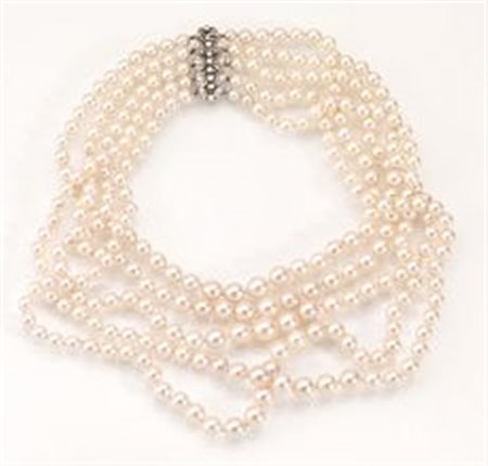 Collana in perle, oro bianco e diamantirealizzata a cinque file di perle in...