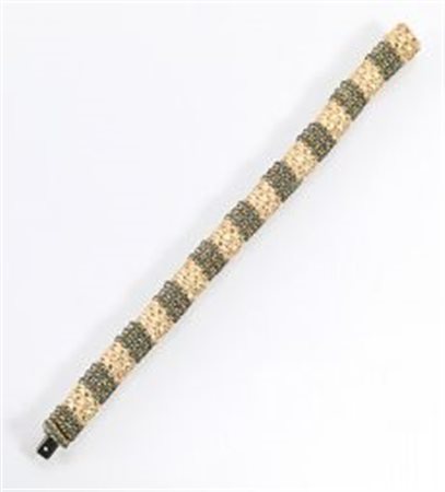 Bracciale in oro giallo e giadarealizzato a maglie snodabili in oro cesellato...